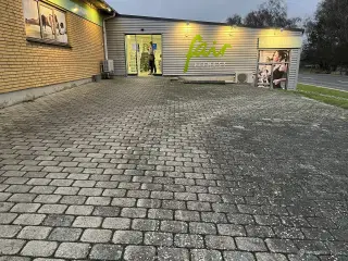 Lokale til butik eller undervisning udlejes. 