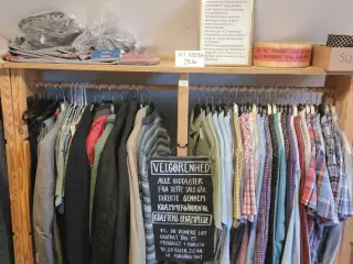 Herreskjorter, herrrebukser, sko, bælter, slips m.