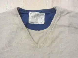 Str. 13-14 år, bluse m. v-hals fra ZARA