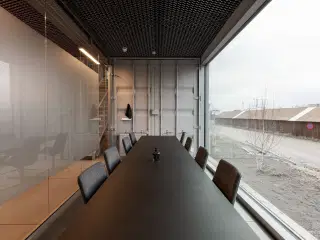 3-4 mands kontor med faktastiks lys og kig til havnen