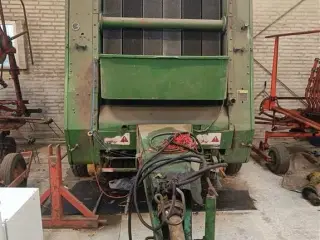 John Deere 550 Rundballepresser med garnbinder