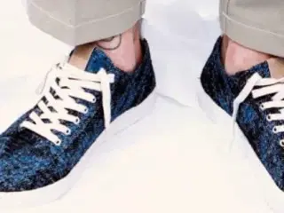 Sneakers i blåt stof