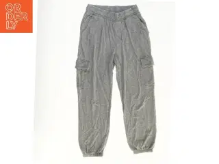 Grå cargo bukser fra H&M (str. 158)