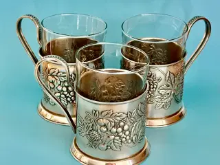 Tre vintage te glas med glasholdere fra USSR