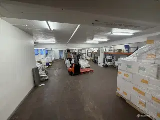 Praktisk lagerlejemål velbeliggende i Glostrup