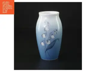 Blå vase med blomster fra Bing & Grøndahl (str. H. 11,5 cm)