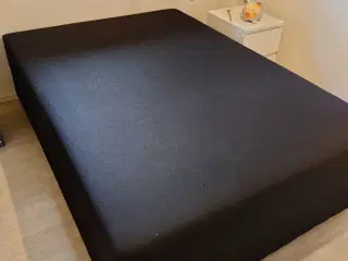 Boksmadras seng med opbevaring inc. Topmadras