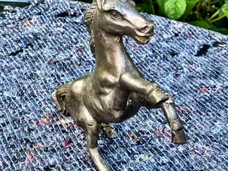 * Stejlende hingst - i jern/messing
