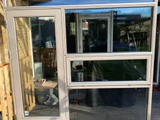 Stort vinduesparti, med terrassedør