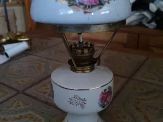 Vintage olielampe i porcelæn med guld og motiv 🕯️