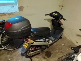 TMS classic 50 cc scooter i god stand.