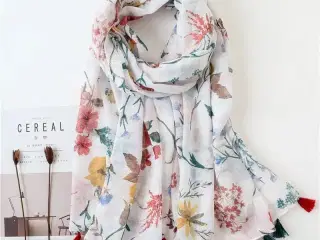 Multifarvet tørklæde med blomster samt kvaster
