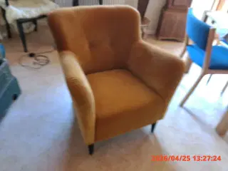 Swedese lænestol i gul fløjl med høje armlæn. 