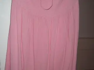 Lyserød kjole sælges