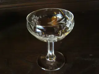 11 antikke blomsterslebne hedvinsglas