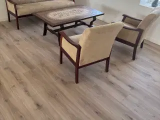 Sofa sæt med bord og 2 stole