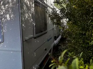 Rummelig Knaus Azur 495, årgang 1999. 