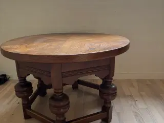 Antikt sofabord med smukke udskæringer 