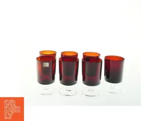 Rødvinsglas i rødt glas fra Luminarc (str. H. 11,5 cm. ø. 7 cm)