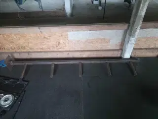 Vægmonteret vægtskiveholder m. fodstøtte