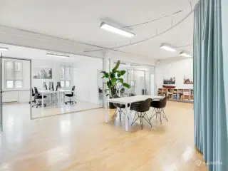 Flot og lyst kontor i den gamle chokoladefabrik