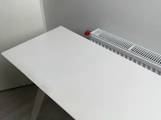 Arbejdsbord i hvid træ
