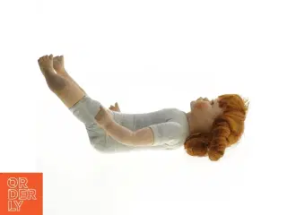Dukke med krøllet rødt hår (str. 35x15 cm)
