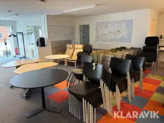 Stort lot med kontormøbler