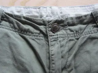 Str. 158, armygrønne shorts