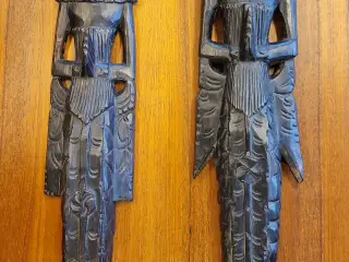 Et par store flotte væghængte asiatiske figurer.