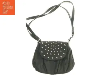 Sort skuldertaske med nitter (str. 25x18 cm)
