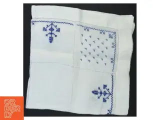 Broderet borddug (str. 52 x 51 cm)