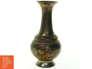 Dekoreret messing vase (str. 23x12 cm)