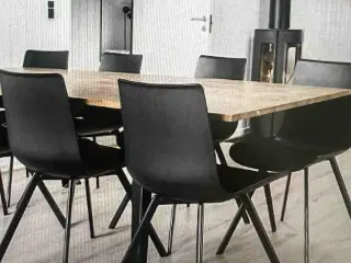 Godt robust spisebord i træ