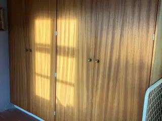 Store skabe med smukke låger med messing greb