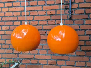 To orange kuglelamper 