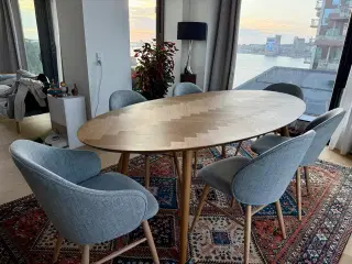 Spisebord i eg med 6 stoler