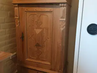 Tobaksskab gammelt afsyret fyr. Med udskæringer