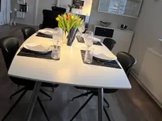 Elegant spisebord, med hvid Corian bordplade