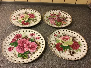 Platter med Rød Blomster motiv og Hulkant