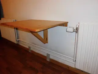 Lille væghængt klapbord.