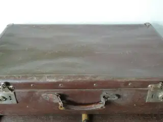 Stor gammel antik brun kuffert