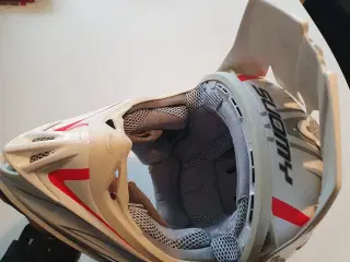 Cross hjelm suomy