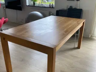 Spisebord massiv eg