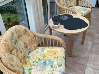 2 flettet stole og et bord