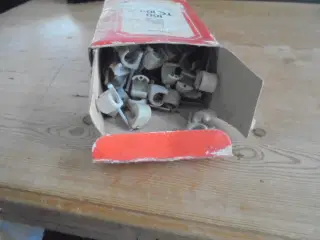 En æske med de store kabelclips   
