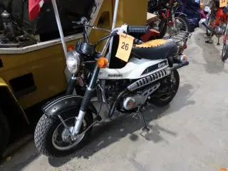 KNALLERT, Suzuki