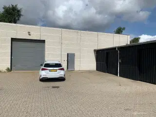Centralt beliggende lager med kontor - facade til Køge Bugt Motorvejen