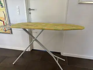 Strygebræt med sammenklappelig stel