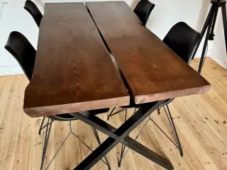 Spisebord i massiv egetræ (planke)